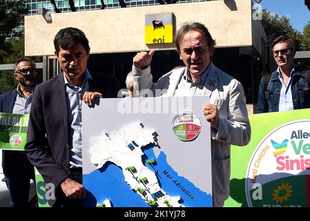 Rom, Italien, 21/09/2022, der nationale Ko-Sprecher von Europa Verde, Angelo Bonelli (R), und der nationale Sekretär von Sinistra Italiana, Nicola Fratoianni (L) halten während der Sitzdemonstration ein Transparent. Der nationale Ko-Sprecher von Europa Verde Angelo Bonelli und der nationale Sekretär von Sinistra Italyana, Nicola Fratoianni veranstaltete ein Sit-in am Hauptsitz des Ölkonzerns ENI, um die Besteuerung der Mehrgewinne zu fordern, die aus den gestiegenen Energiekosten stammen.die Frage der Mehrgewinne der Energieunternehmen steht im Mittelpunkt der Wahlkampagnen für die Parlamentswahlen 25 Se Stockfoto