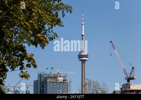 Der CN Tower ist an klaren Tagen zu sehen; im Bau befindliche Wohnungen und Kräne sind rund um das berühmte Wahrzeichen zu sehen. Stockfoto