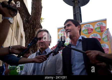 Rom, Italien, 21/09/2022, der nationale Mitsprecher von Europa Verde, Angelo Bonelli (L), und der nationale Sekretär von Sinistra Italiana, Nicola Fratoianni (R), sprechen während des Protestes mit der Presse. Der nationale Ko-Sprecher von Europa Verde Angelo Bonelli und der nationale Sekretär von Sinistra Italyana, Nicola Fratoianni veranstaltete ein Sit-in am Hauptsitz des Ölkonzerns ENI, um die Besteuerung der Mehrgewinne zu fordern, die aus den gestiegenen Energiekosten stammen.die Frage der Mehrgewinne der Energieunternehmen steht im Mittelpunkt der Wahlkampagnen für die Parlamentswahlen 25 Sep Stockfoto