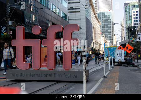 Ein TIFF, Toronto International Film Festival Schild am Eingang zur King St. während des Tages beim beliebten Filmfestival in der Innenstadt von Toronto. Stockfoto