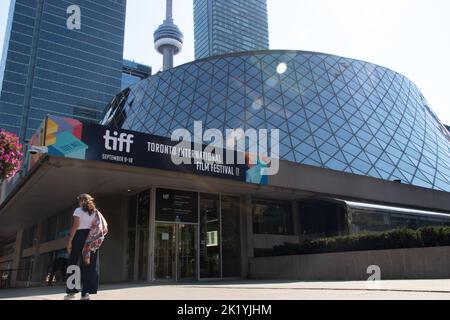 Die Sonne scheint auf der Roy Thomson Hall während des jährlichen TIFF Film Festivals; TIFF ist ein beliebtes internationales Filmfestival, das in Toronto stattfindet. Stockfoto