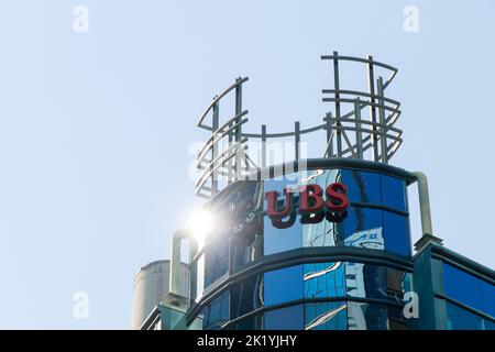 Die Sonne erstrahlt von einem UBS Bank-Logo auf dem kanadischen Büro in der Innenstadt von Toronto; UBS ist ein weltweit agierendes Schweizer Bankunternehmen. Stockfoto