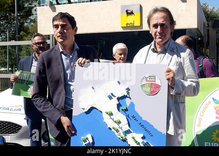 Der nationale Mitsprecher von Europa Verde, Angelo Bonelli (R), und der nationale Sekretär von Sinistra Italiana, Nicola Fratoianni (L), halten während des Protestes ein Banner. Der nationale Ko-Sprecher von Europa Verde Angelo Bonelli und der nationale Sekretär von Sinistra Italyana, Nicola Fratoianni veranstaltete ein Sit-in am Hauptsitz des Ölkonzerns ENI, um die Besteuerung der Mehrgewinne zu fordern, die aus den gestiegenen Energiekosten stammen.die Frage der Mehrgewinne der Energieunternehmen steht im Mittelpunkt der Wahlkampagnen für die Parlamentswahlen 25 September 2022. (Foto von Vincenzo Stockfoto