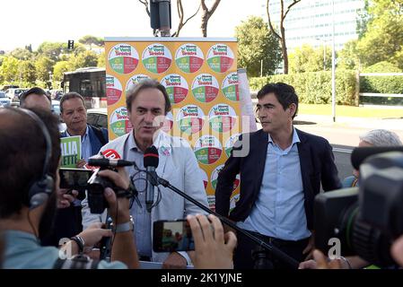 Der nationale Mitsprecher von Europa Verde, Angelo Bonelli (L), und die nationale Sekretärin von Sinistra Italiana, Nicola Fratoianni (R), sprechen während des Protestes mit der Presse. Der nationale Ko-Sprecher von Europa Verde Angelo Bonelli und der nationale Sekretär von Sinistra Italyana, Nicola Fratoianni veranstaltete ein Sit-in am Hauptsitz des Ölkonzerns ENI, um die Besteuerung der Mehrgewinne zu fordern, die aus den gestiegenen Energiekosten stammen.die Frage der Mehrgewinne der Energieunternehmen steht im Mittelpunkt der Wahlkampagnen für die Parlamentswahlen 25 September 2022. (Foto von Vin Stockfoto