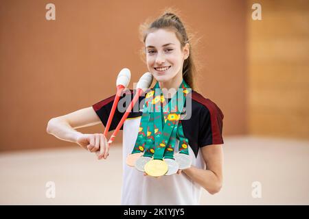 Fellbach, Deutschland. 21. September 2022. Die Weltmeisterin im Rhythmischen Turnen, Darja Varfolomev aus Deutschland, nimmt nach der WM an einem Pressegespräch Teil und zeigt ihre Medaillen. Quelle: Tom Weller/dpa/Alamy Live News Stockfoto