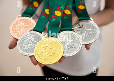 Fellbach, Deutschland. 21. September 2022. Die Weltmeisterin im Rhythmischen Turnen, Darja Varfolomev aus Deutschland, nimmt nach der WM an einem Pressegespräch Teil und zeigt ihre Medaillen. Quelle: Tom Weller/dpa/Alamy Live News Stockfoto