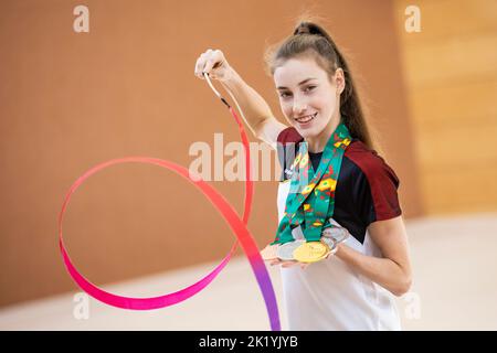 Fellbach, Deutschland. 21. September 2022. Die Weltmeisterin im Rhythmischen Turnen, Darja Varfolomev aus Deutschland, nimmt nach der WM an einem Pressegespräch Teil und zeigt ihre Medaillen. Quelle: Tom Weller/dpa/Alamy Live News Stockfoto