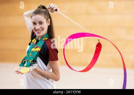 Fellbach, Deutschland. 21. September 2022. Die Weltmeisterin im Rhythmischen Turnen, Darja Varfolomev aus Deutschland, nimmt nach der WM an einem Pressegespräch Teil und zeigt ihre Medaillen. Quelle: Tom Weller/dpa/Alamy Live News Stockfoto