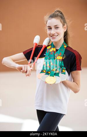 Fellbach, Deutschland. 21. September 2022. Die Weltmeisterin im Rhythmischen Turnen, Darja Varfolomev aus Deutschland, nimmt nach der WM an einem Pressegespräch Teil und zeigt ihre Medaillen. Quelle: Tom Weller/dpa/Alamy Live News Stockfoto