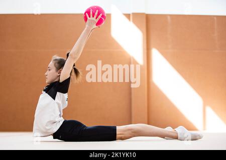 Fellbach, Deutschland. 21. September 2022. Darja Varfolomev, Weltmeisterin der Rhythmischen Gymnastik aus Deutschland, dehnt sich während eines Presseevents nach der WM aus. Quelle: Tom Weller/dpa/Alamy Live News Stockfoto