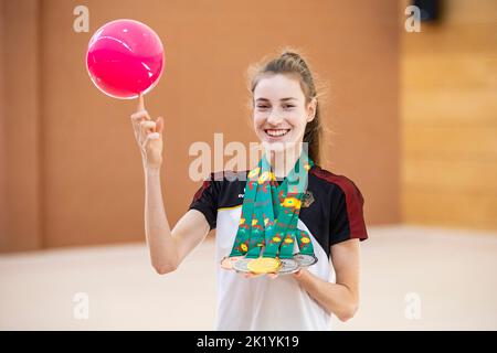 Fellbach, Deutschland. 21. September 2022. Die Weltmeisterin im Rhythmischen Turnen, Darja Varfolomev aus Deutschland, nimmt nach der WM an einem Pressegespräch Teil und zeigt ihre Medaillen. Quelle: Tom Weller/dpa/Alamy Live News Stockfoto