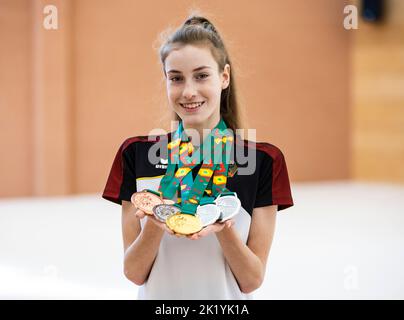 Fellbach, Deutschland. 21. September 2022. Die Weltmeisterin im Rhythmischen Turnen, Darja Varfolomev aus Deutschland, nimmt nach der WM an einem Pressegespräch Teil und zeigt ihre Medaillen. Quelle: Tom Weller/dpa/Alamy Live News Stockfoto