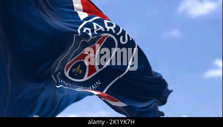 Paris, FRA, Sept. 2022: Die Flagge des Fußballvereins Paris Saint Germain winkt im Wind. Paris Saint Germain ist ein professioneller Fußballverein mit Sitz in Stockfoto