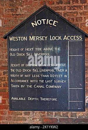 Historische Black-Board-Mitteilung bei Weston Mersey Lock Access, Höhe der nächsten Flut, Old Dock Sill, Liverpool Stockfoto