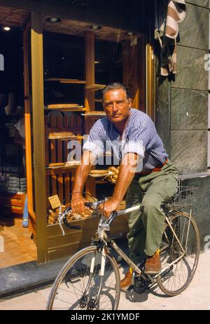 - Il pittore Emilio Tadini (1927-2002) in Giro per la città in bicicicletta (Mailand, 1990) - der Maler Emilio Tadini (1927-2002) beim Radfahren durch die Stadt (Mailand, 1990) Stockfoto