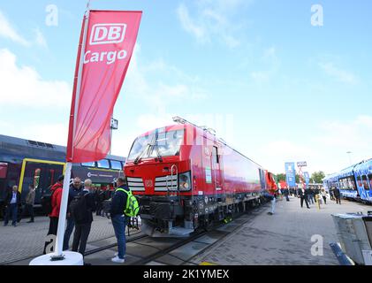 Berlin, Berlin, Deutschland. 20. September 2022. Am 20. September 2022 besuchen die Menschen die Messe der Bahnindustrie InnoTrans in Berlin. Die viertägige Messe startete hier am Dienstag. Quelle: Ren Pengfei/Xinhua/Alamy Live News Stockfoto