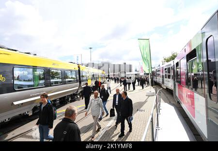 Berlin, Berlin, Deutschland. 20. September 2022. Am 20. September 2022 besuchen die Menschen die Messe der Bahnindustrie InnoTrans in Berlin. Die viertägige Messe startete hier am Dienstag. Quelle: Ren Pengfei/Xinhua/Alamy Live News Stockfoto