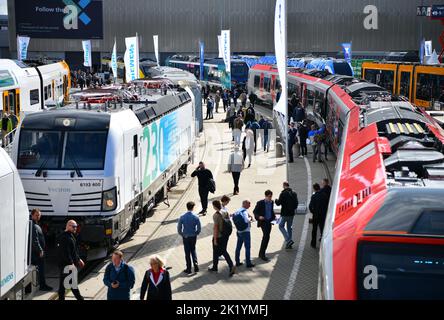 Berlin, Berlin, Deutschland. 20. September 2022. Am 20. September 2022 besuchen die Menschen die Messe der Bahnindustrie InnoTrans in Berlin. Die viertägige Messe startete hier am Dienstag. Quelle: Ren Pengfei/Xinhua/Alamy Live News Stockfoto