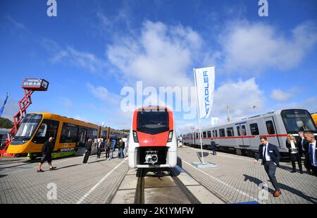 Berlin, Berlin, Deutschland. 20. September 2022. Am 20. September 2022 besuchen die Menschen die Messe der Bahnindustrie InnoTrans in Berlin. Die viertägige Messe startete hier am Dienstag. Quelle: Ren Pengfei/Xinhua/Alamy Live News Stockfoto