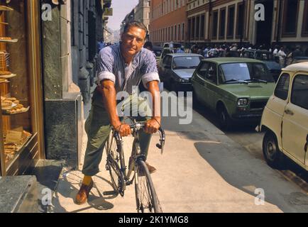 - Il pittore Emilio Tadini (1927-2002) in Giro per la città in bicicicletta (Mailand, 1990) - der Maler Emilio Tadini (1927-2002) beim Radfahren durch die Stadt (Mailand, 1990) Stockfoto