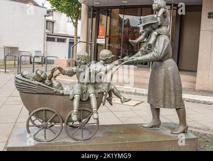 Aachen April 2021: Eine schöne Skulptur im Aachener Markenviertel. Mit Kind und Kegel. Aus Bronze stammt der Aachener Bonifatius Stirnberg Stockfoto