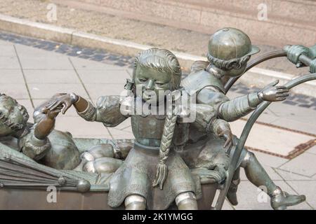 Aachen April 2021: Eine schöne Skulptur im Aachener Markenviertel. Mit Kind und Kegel. Aus Bronze stammt der Aachener Bonifatius Stirnberg Stockfoto