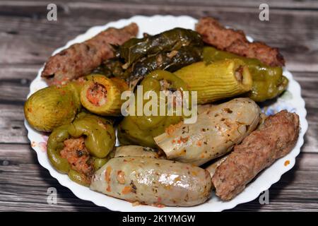 Gefüllte Kürbis Zucchini Mahshi, Auberginen, eingewickelte Traubenblätter, Paprika gefüllt mit weißem Reis, Zwiebeln, Petersilie, Dill und Koriander und Rindfleisch Stockfoto