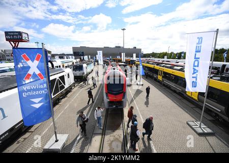 Berlin, Berlin, Deutschland. 20. September 2022. Am 20. September 2022 besuchen die Menschen die Messe der Bahnindustrie InnoTrans in Berlin. Die viertägige Messe startete hier am Dienstag. Quelle: Ren Pengfei/Xinhua/Alamy Live News Stockfoto