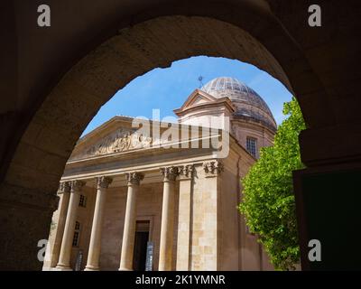 Marseille, Frankreich - 15. 2022. Mai: Historische Arkade und die Bordstein in der Vieille Charite Stockfoto