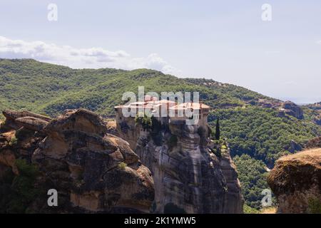 Das Heilige Kloster Varlaam hat einen einzigartigen architektonischen Stil mit großen Fensternischen vom Boden bis zur Decke, um das Innere zu beleuchten. Meteora Stockfoto