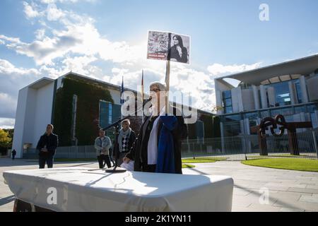 Berlin, Deutschland. 21. September 2022. Nach dem Tod einer jungen iranischen Frau nach ihrer Verhaftung durch die Moralpolizei haben sich weltweite Proteste gebildet. Am 21. September 2022 gab es auch einen Protest vor dem Bundeskanzleramt in Berlin. Amini war wegen ihres Outfits von der Moralpolizei verhaftet worden. Was genau mit Amini nach ihrer Verhaftung geschah, bleibt unklar, jedenfalls fiel sie ins Koma und starb im Krankenhaus. Die Polizei leugnet die Anschuldigungen entschieden. (Foto: Michael Kuenne/PRESSCOV/Sipa USA) Quelle: SIPA USA/Alamy Live News Stockfoto