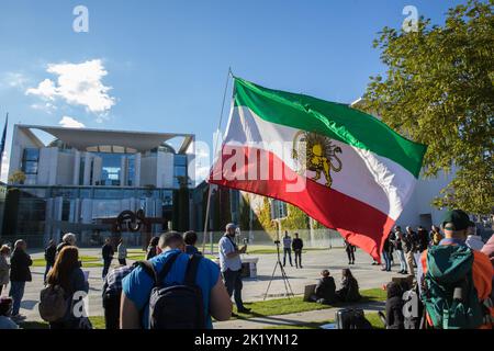 Berlin, Deutschland. 21. September 2022. Nach dem Tod einer jungen iranischen Frau nach ihrer Verhaftung durch die Moralpolizei haben sich weltweite Proteste gebildet. Am 21. September 2022 gab es auch einen Protest vor dem Bundeskanzleramt in Berlin. Amini war wegen ihres Outfits von der Moralpolizei verhaftet worden. Was genau mit Amini nach ihrer Verhaftung geschah, bleibt unklar, jedenfalls fiel sie ins Koma und starb im Krankenhaus. Die Polizei leugnet die Anschuldigungen entschieden. (Foto: Michael Kuenne/PRESSCOV/Sipa USA) Quelle: SIPA USA/Alamy Live News Stockfoto