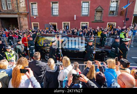 Edinburgh, Schottland, Großbritannien. 12.. September 2022. König Charles III. Geht hinter dem Leichenwagen mit dem Leichnam seiner Mutter, Königin Elizabeth II., entlang der Royal Mile Stockfoto