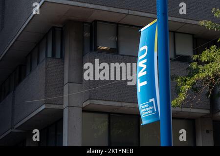 Ein Schild für die neu benannte TMU, Toronto Metropolitan University (früher Ryerson University), ist spät am Tag auf dem Campus zu sehen. Stockfoto