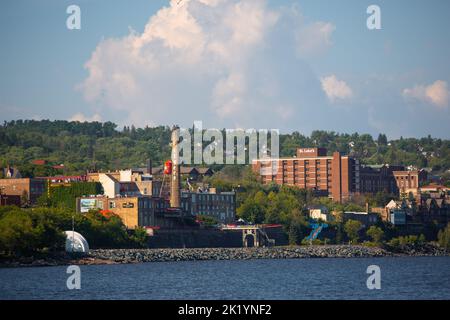 Die Stadt Duluth, Minnesota mit Gebäuden von Fitger's Brewhouse und St. Luke's Hospital gegen Lake Superior Stockfoto