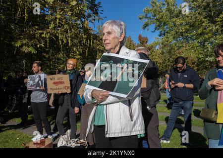 Berlin, Deutschland. 21. September 2022. Nach dem Tod einer jungen iranischen Frau nach ihrer Verhaftung durch die Moralpolizei haben sich weltweite Proteste gebildet. Am 21. September 2022 gab es auch einen Protest vor dem Bundeskanzleramt in Berlin. Amini war wegen ihres Outfits von der Moralpolizei verhaftet worden. Was genau mit Amini nach ihrer Verhaftung geschah, bleibt unklar, jedenfalls fiel sie ins Koma und starb im Krankenhaus. Die Polizei leugnet die Anschuldigungen entschieden. (Bild: © Michael Kuenne/PRESSCOV über ZUMA Press Wire) Stockfoto