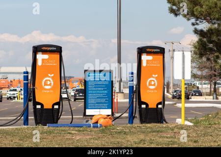 Zwei Ladestationen für Elektrofahrzeuge (EV) in der Nähe von Toronto Pearson Intl. Flughafen an einem sonnigen Tag. Stockfoto