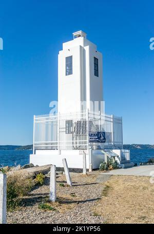 Der Leuchtturm in der Nähe des Wassers bei Brown's Point, Washington. Stockfoto