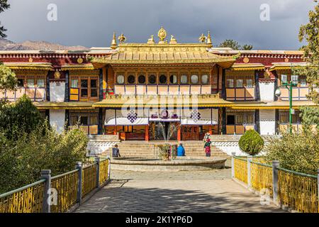 Im wunderschönen Norbulingka Park, UNESCO-Weltkulturerbe, befindet sich der herrliche Dadan Mingjur Palast, der einst der Sommerpalast des Dalai Lama aus dem Jahr 14. war Stockfoto
