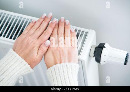 Heizkörper mit Thermostat und Euro-Geldscheinen. Stockfoto