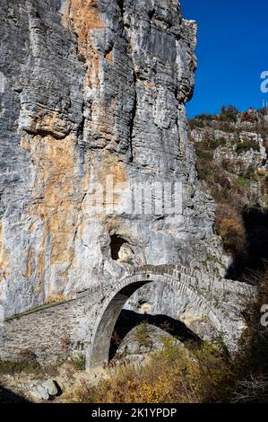 Blick auf die traditionelle steinerne Kokkorou-Brücke in Epirus, Griechenland im Herbst Stockfoto