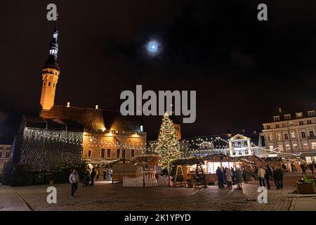 Tallinn, Estland - 4. Januar 2020: Rathausplatz voller Personen für den Weihnachtsmarkt im alten Teil des Stadtzentrums. Stockfoto