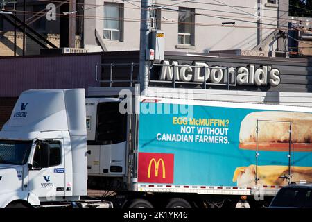 Ein Lieferwagen von McDonald's steht vor einem Fast-Food-Laden von McDonald's in Toronto. Stockfoto