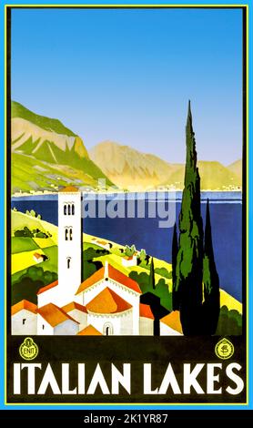 ITALIENISCHE SEEN Vintage Travel Poster 1900 Italien ITALIENISCHE SEEN Lithographie in Farbe, um 1928, gedruckt von Modiano-Triest, Gardasee. Der Gardasee – Lago di Garda auf Italienisch – hat eine Fläche von 143 Quadratkilometern und ist damit der größte See des Landes und zugleich der drittgrößte in den Alpen, der nur vom Bodensee und dem Genfer See übertroffen wird. ...Lago Maggiore. ...Comer See. ...Trasimeno-See. ...Bolsenasee. Stockfoto