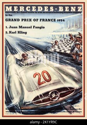 Mercedes-Benz Grand Prix von Frankreich 1954 Poster. Sieger Juan Manuel Fangio in einem Mercedes Nr. 20 W196 war der Grand Prix von Frankreich 1954 ein Formel-1-Motorrennen, das am 4. Juli 1954 in Reims stattfand, dem gleichen Datum wie das Fußball-Weltcup-Finale 1954. Es war Rennen 4 von 9 in der Weltmeisterschaft der Fahrer 1954. Das 61-Runden-Rennen gewann Mercedes-Pilot Juan Manuel Fangio, nachdem er von der Pole-Position aus gestartet war. Zweiter Platz war Karl Kling, der ebenfalls einen Mercedes fuhr. Reims Frankreich Stockfoto