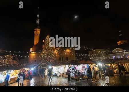 Tallinn, Estland - 4. Januar 2020: Nachtansicht des Rathausplatzes während der Weihnachtszeit Stockfoto