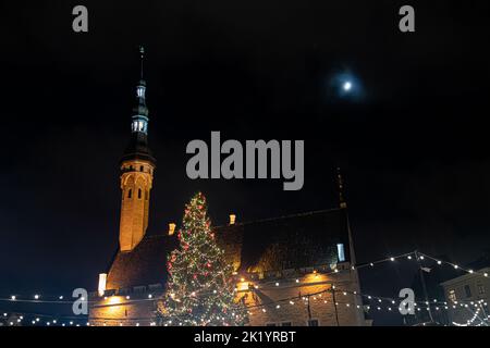 Tallinn, Estland - 4. Januar 2020: Nachtansicht des Rathausplatzes während der Weihnachtszeit Stockfoto