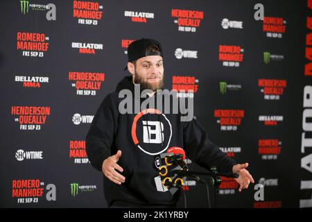 Dublin, Irland. 21. September 2022. Mads Burnell spricht mit den Medien vor dem Wiegen-in auf Platz 3 des BELLATOR-Federgewichts.Credit: DC PIX Credit: Dan Cooke/Alamy Live News Stockfoto