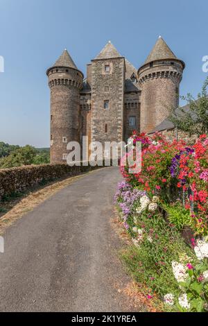 Schloss Bousquet aus dem 14.. Jahrhundert, klassifiziert als historisches Monument. Montpeyroux, Aveyron, Frankreich. Stockfoto