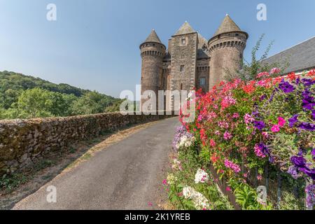 Schloss Bousquet aus dem 14.. Jahrhundert, klassifiziert als historisches Monument. Montpeyroux, Aveyron, Frankreich. Stockfoto